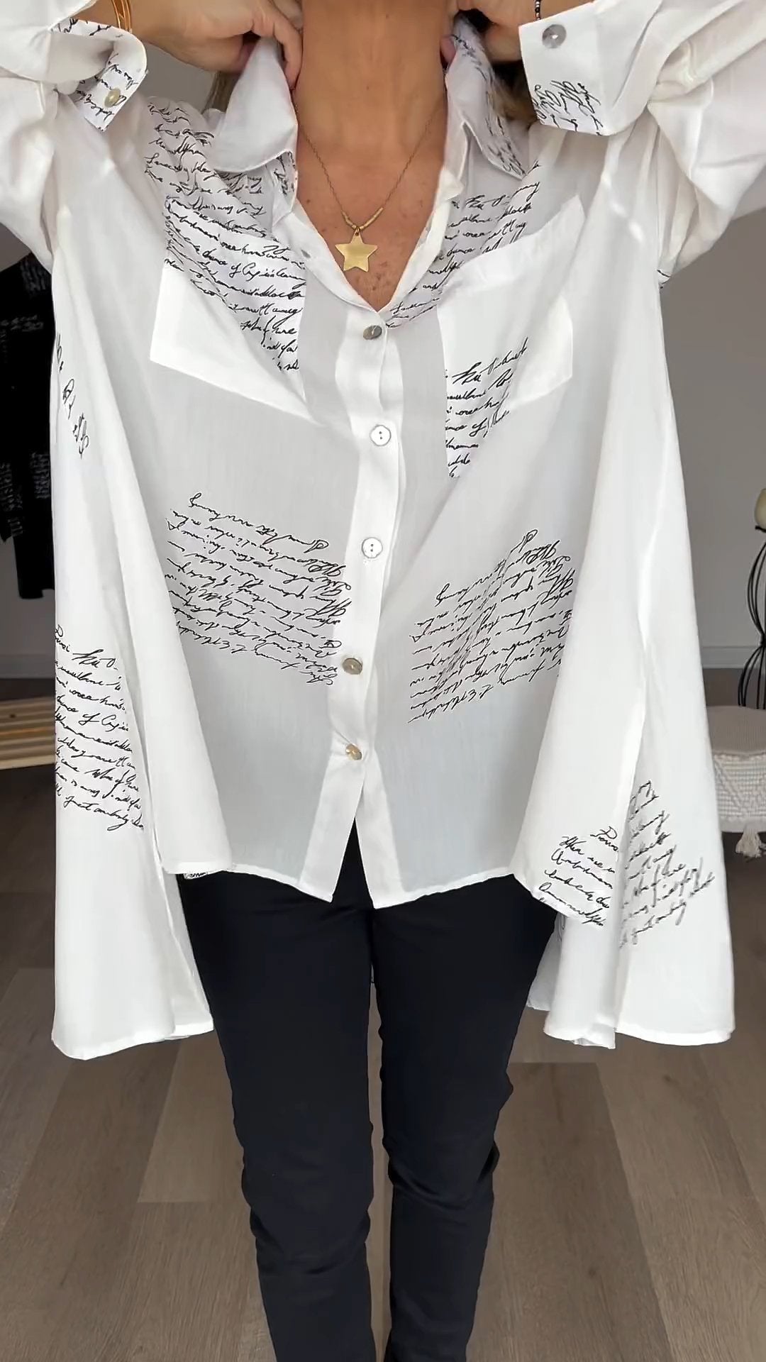 FashionLetter ReversBlouse™ - Overhemd in mode-stijl met letterprint