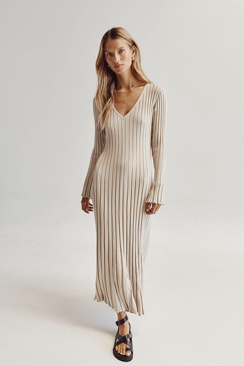 Robe midi en maille avec col en V